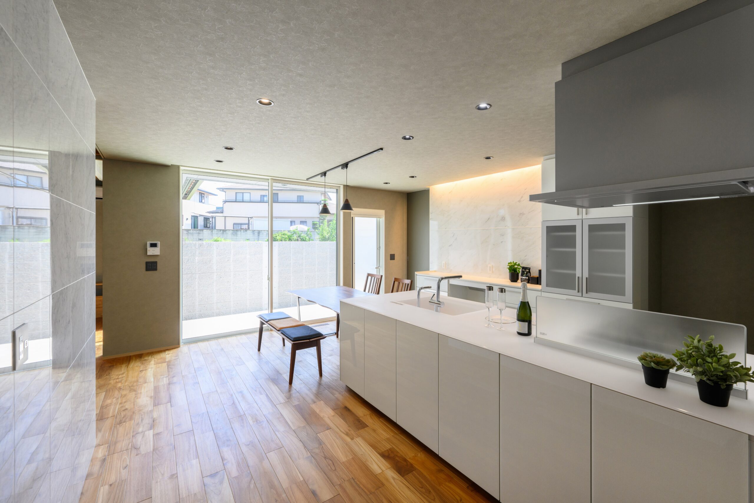 日常を豊かにする、テラスと回遊動線が魅力の平屋