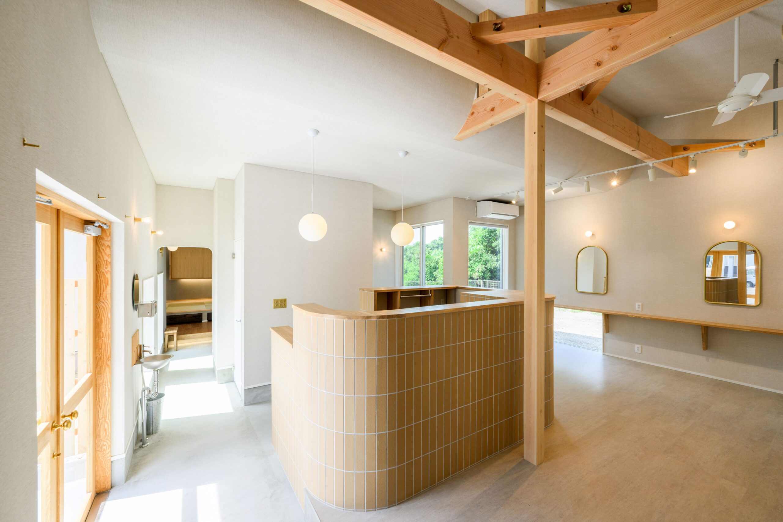 木のあたたかみ感じる美容室併用住宅