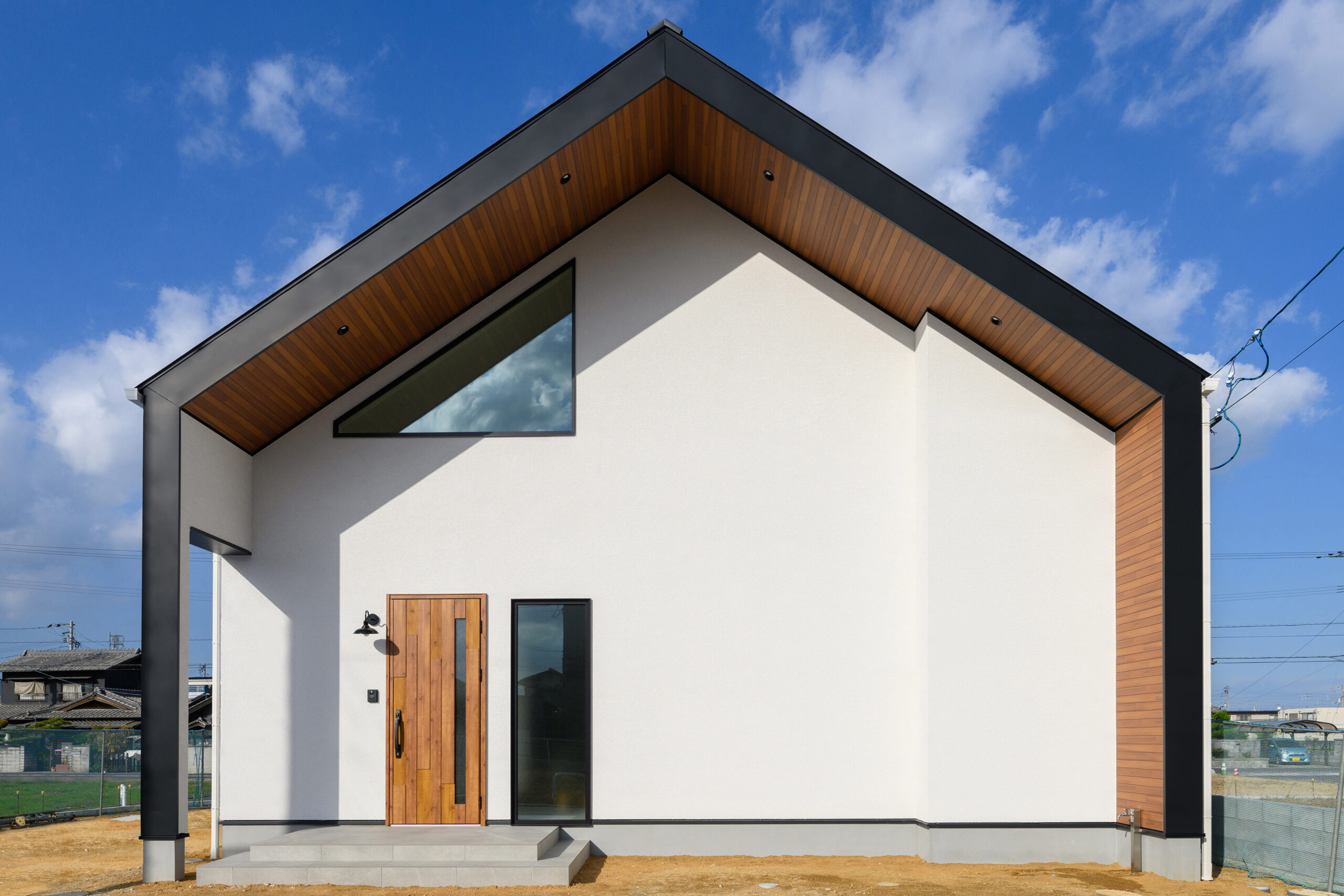 三角の屋根と窓が主役の開放感と光が満ちる平屋